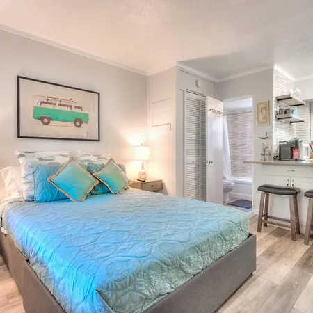 Tropic Terrace Suite #15 - Beachfront Resort